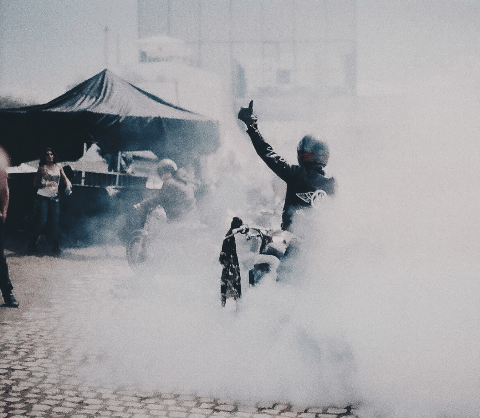 Burnout auf einem Vorplatz. Finger in der Luft!