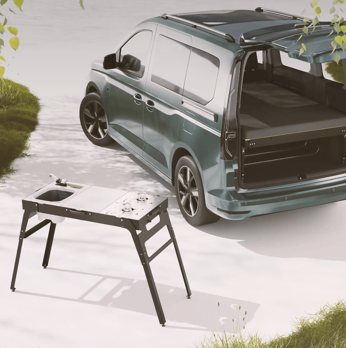 Das Bild zeigt einen grünen Camping-Van mit offener Heckklappe und Schlafmodul sowie einen tragbaren Campingkocher mit Waschbecken in einer natürlichen Umgebung.
